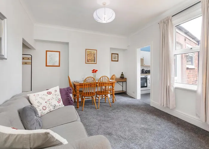 Pet Friendly, Free Netflix 3 Bed House Near York City Center
